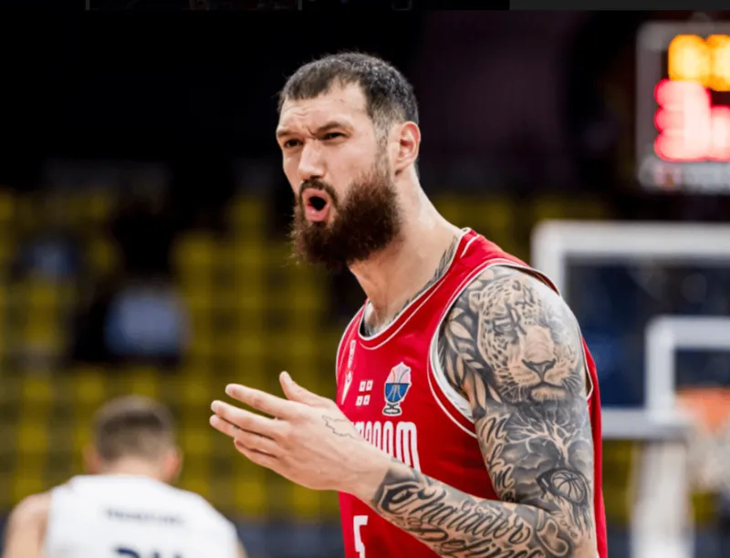 九游官方平台-马穆凯拉什维利半场5中2，三分2中1，得到8分4助攻