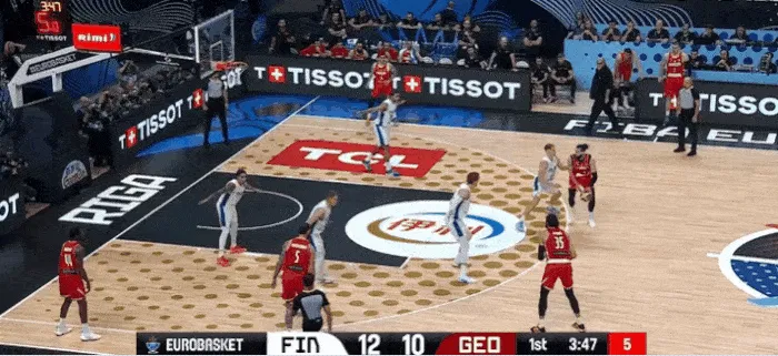 九游正版官网-申格利亚持球单打突然转身甩开对手，上演精彩单臂暴扣