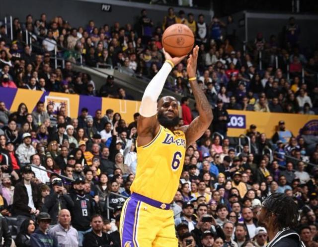 九游官方服务-詹皇轰46分难阻对快艇10连败！对30队砍30+创神迹