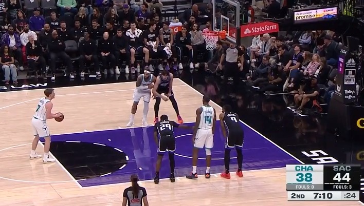 九游正版官网-什么叫顶级射手！克尼佩尔兜出来直接三分 德罗赞扑防不及送加罚